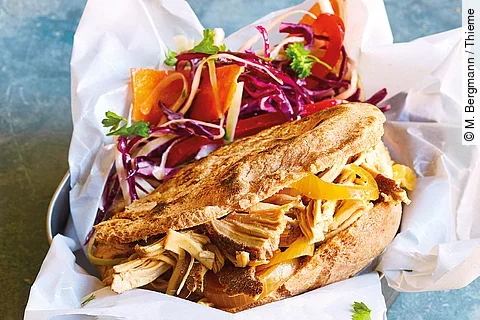 Pulled Turkey im Pfannenbrot mit Rainbow Slaw