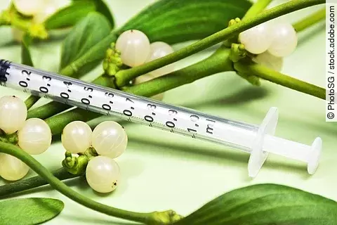 Mistelzweig und Spritze auf weißem Grund