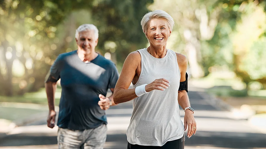 Älteres Paar joggt im Park Älteres Paar joggt im Park