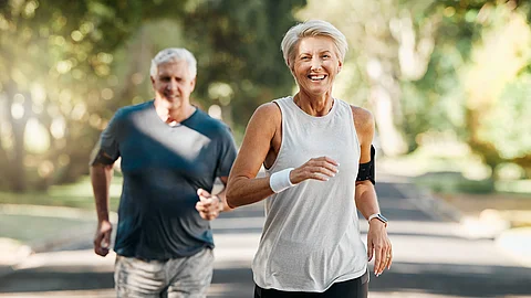 Älteres Paar joggt im Park