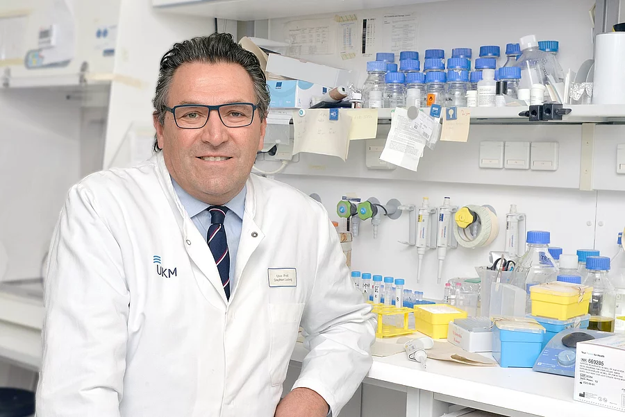 Prof. Stephan Ludwig im Labor