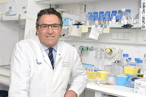 Prof. Stephan Ludwig im Labor