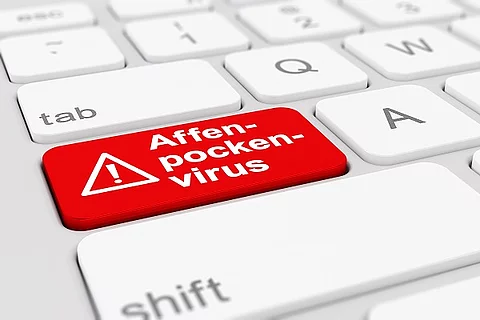 Computer-Tastatur mit roter Taste: Affenpockenvirus