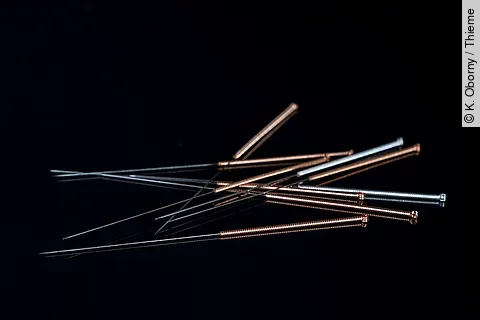 Akupunkturnadeln auf schwarzem Hintergrund