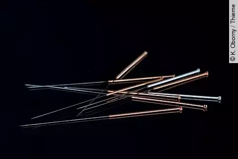 Akupunkturnadeln auf schwarzem Hintergrund