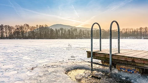 Eisloch an einem zugefrorenen See.