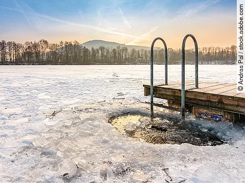 Eisloch an einem zugefrorenen See.