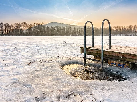 Eisloch an einem zugefrorenen See.