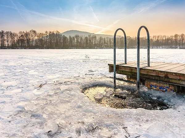 Eisloch an einem zugefrorenen See.