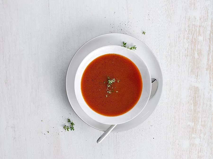 Suppentasse mit Tomatensuppe