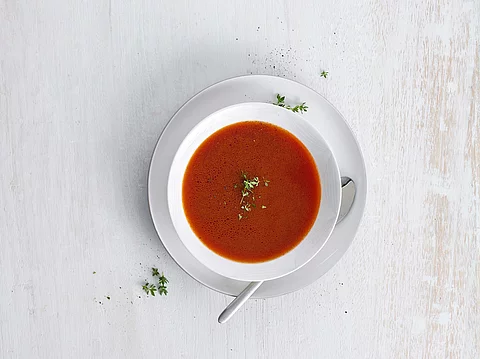 Suppentasse mit Tomatensuppe