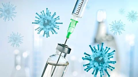Illustration: Spritze zieht Impfstoff aus einer Ampulle, Antikörper fliegen drum herum