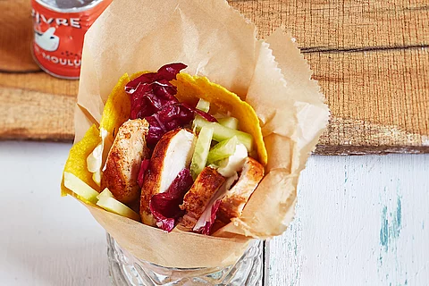 Tortilla-Wrap mit Hähnchen, Salat und Radicchio