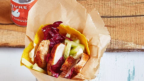 Tortilla-Wrap mit Hähnchen, Salat und Radicchio