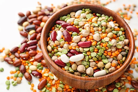 Bowl with different legumes on table Ein Schüssel voller Hülsenfrüchte