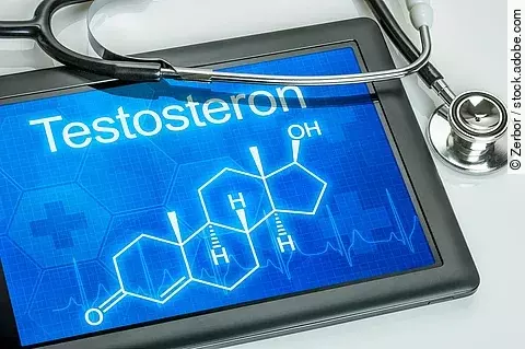 Tablet mit der chemischen Strukturformel von Testosteron und ein Stethoskop Tablet mit der chemischen Strukturformel von Testosteron und ein Stethoskop