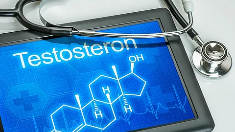 Tablet mit der chemischen Strukturformel von Testosteron und ein Stethoskop Tablet mit der chemischen Strukturformel von Testosteron und ein Stethoskop