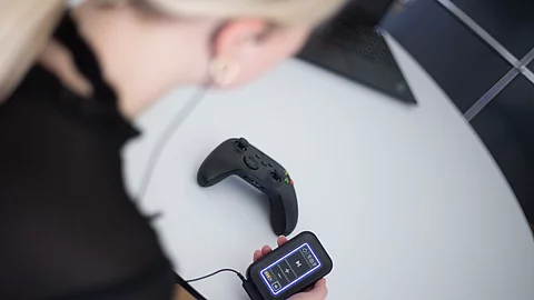 Frau mit Stimulationsgerät
