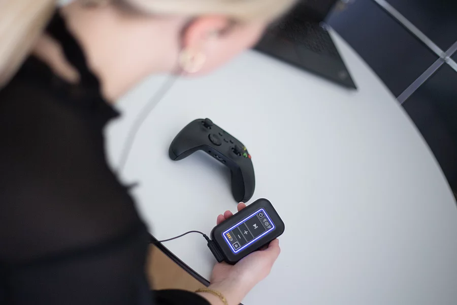 Frau mit Stimulationsgerät