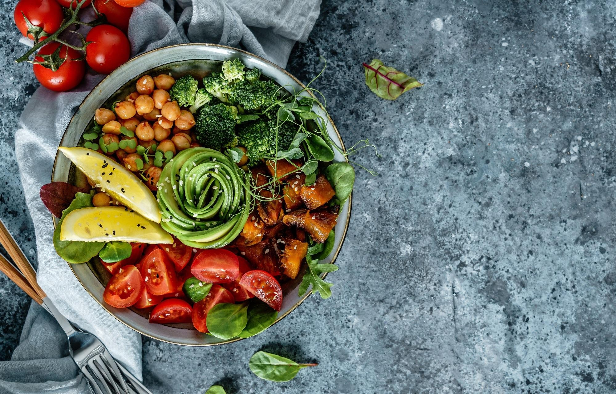 Buddha bowl, Salat mit Kichererbsen, Tomaten, Broccoli, Süßkartoffeln