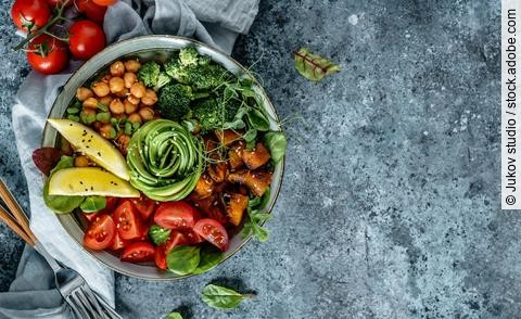 Buddha bowl, Salat mit Kichererbsen, Tomaten, Broccoli, Süßkartoffeln