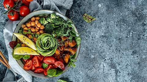 Buddha bowl, Salat mit Kichererbsen, Tomaten, Broccoli, Süßkartoffeln