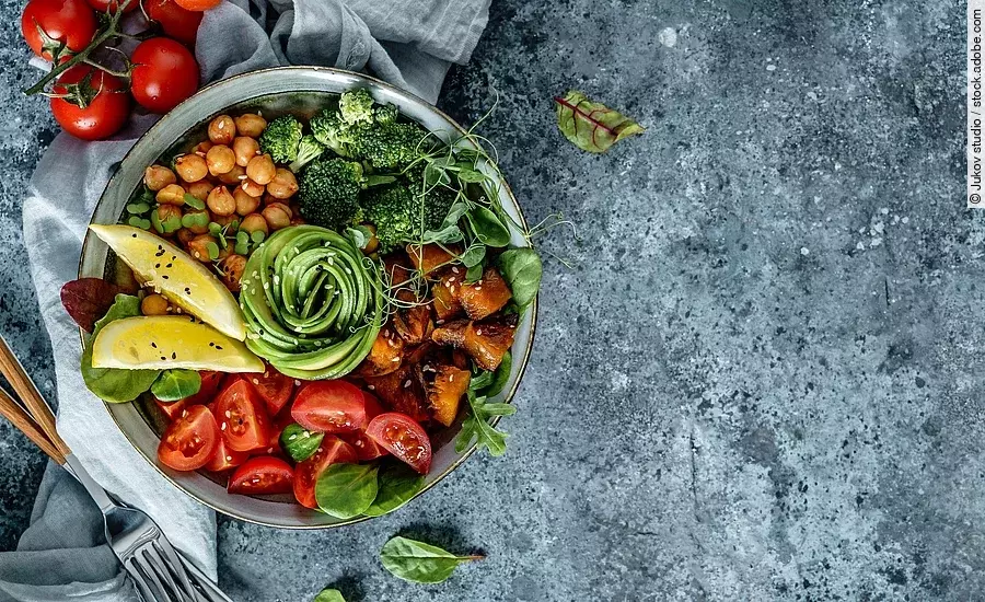 Buddha bowl salad with baked sweet potatoes, chickpeas, broccoli Buddha bowl, Salat mit Kichererbsen, Tomaten, Broccoli, Süßkartoffeln