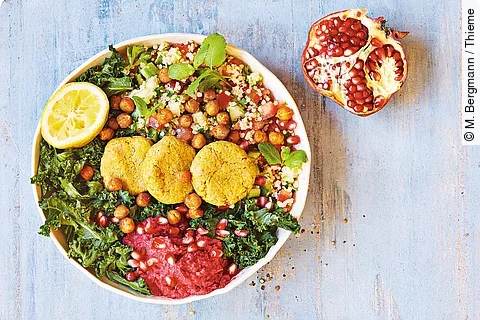 Orientalische Buddha Bowl mit Quinoa und Grünkohl