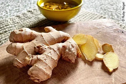 frische Ingwerwurzel, aufgeschnitten auf einem Brett