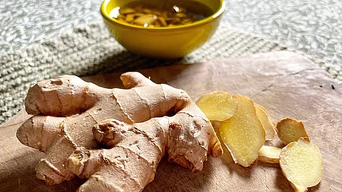 frische Ingwerwurzel, aufgeschnitten auf einem Brett