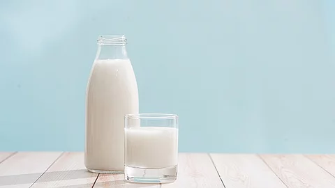 Flasche und Glas mit Milch