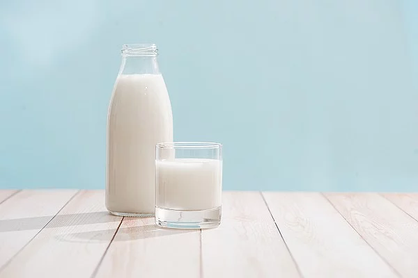 Flasche und Glas mit Milch