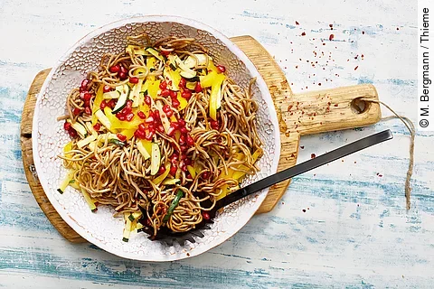 Gebratene Nudeln mit Mango