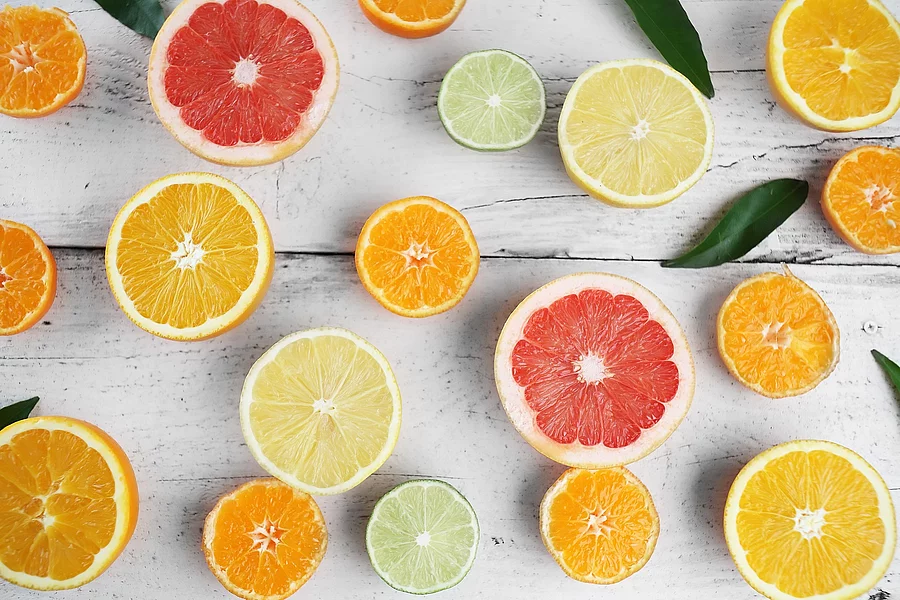 Aufgeschnittene Zitronen, Grapefruit und Limonen