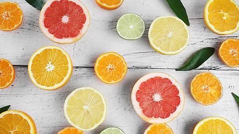 Aufgeschnittene Zitronen, Grapefruit und Limonen