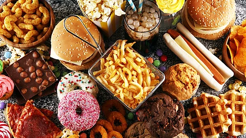 Fast Food und verarbeitete Lebensmittel: Donuts, Burger, Pommes ...
