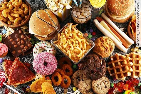 Fast Food und verarbeitete Lebensmittel: Donuts, Burger, Pommes ...