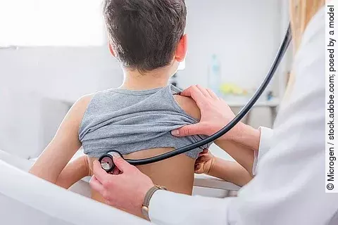 Pädiater hört Lunge eines Kindes ab