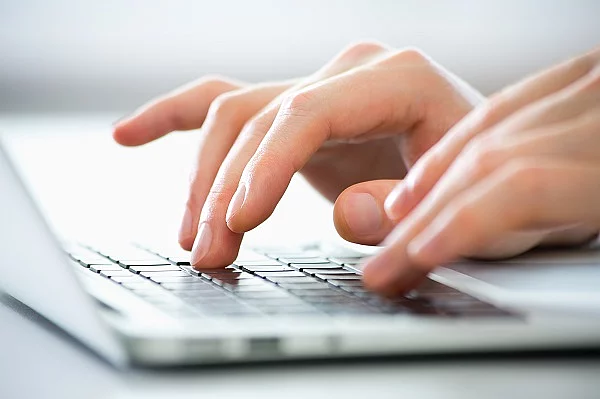 Laptop, Mann schreibt auf der Tastatur