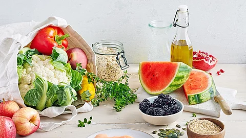 mediterrane Lebensmittel: Gemüse, Lachs, Olivenöl, Beeren, Eier, Granatapfel, Obst