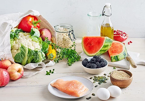 mediterrane Lebensmittel: Gemüse, Lachs, Olivenöl, Beeren, Eier, Granatapfel, Obst