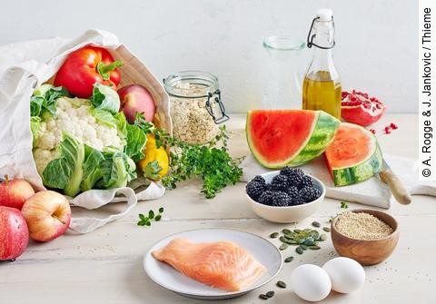mediterrane Lebensmittel: Gemüse, Lachs, Olivenöl, Beeren, Eier, Granatapfel, Obst
