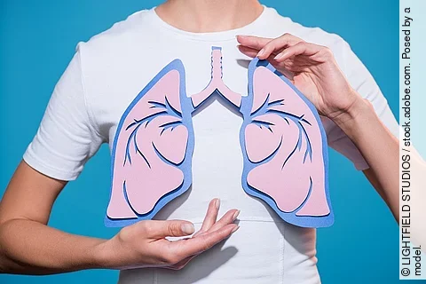 Frau mit Bild von Lunge