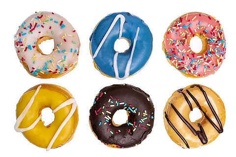 6 bunte Donuts auf weißem Hintergrund