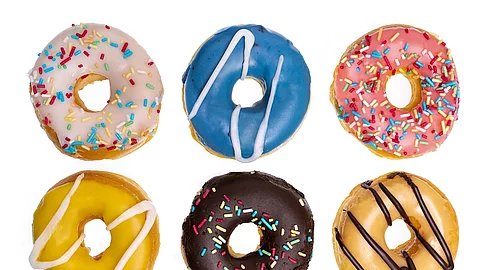 6 bunte Donuts auf weißem Hintergrund