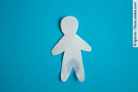 Nasse Papierfigur auf blauem Hintergrund