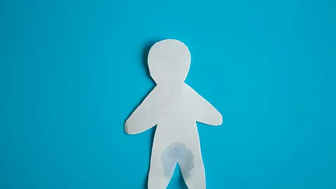 Nasse Papierfigur auf blauem Hintergrund