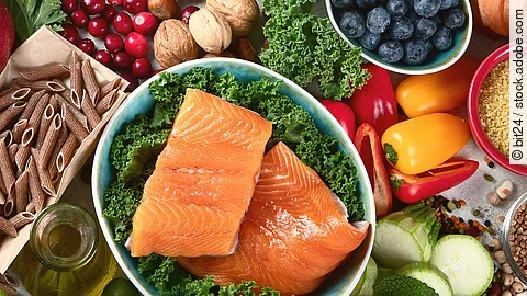 Lachs, Gemüse, Beeren, Hülsenfrüchte, Nüsse, Vollkornnudeln