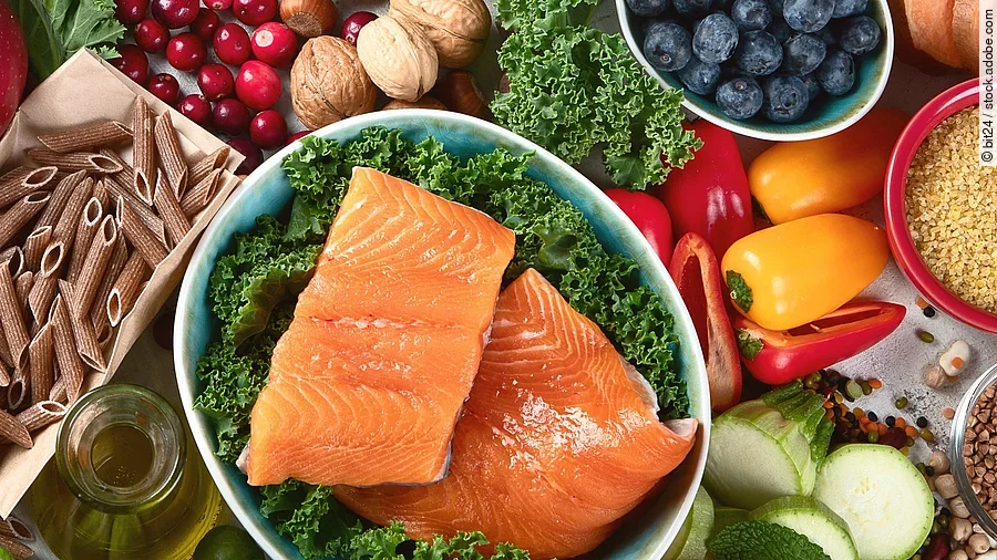 Lachs, Gemüse, Beeren, Hülsenfrüchte, Nüsse, Vollkornnudeln