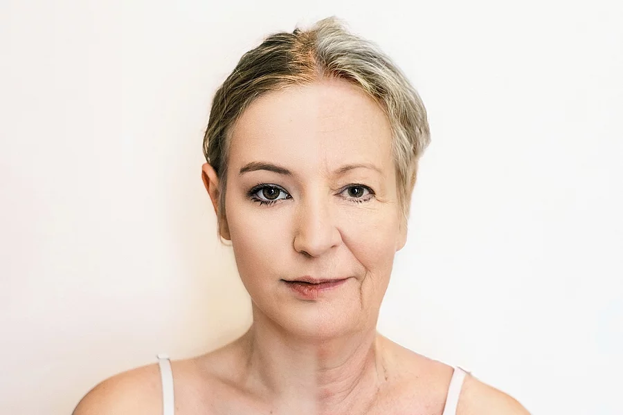 Fotomontage eines Frauenkopfes: zusammengesetzt aus linker Hälfte junge Frau und rechte Hälfte ältere Frauomontage aus 2 zusamm